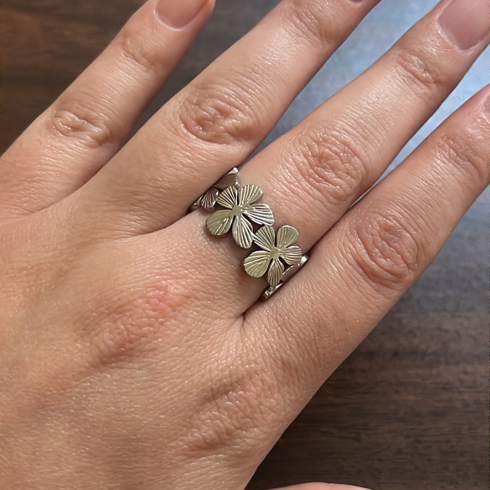 stainless steel flower ring (adjustable)